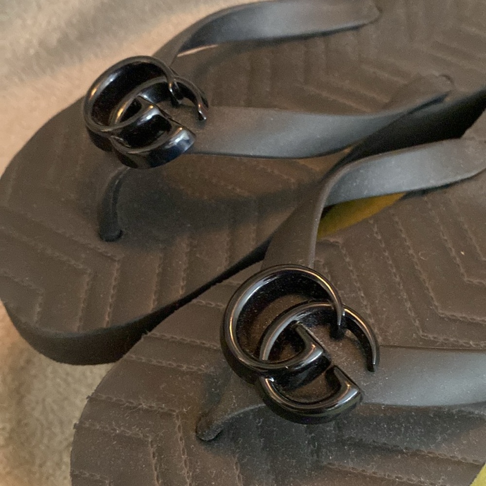 Authentic Gucci rubber Chevron platform flip-flops - Picture 2 of 8